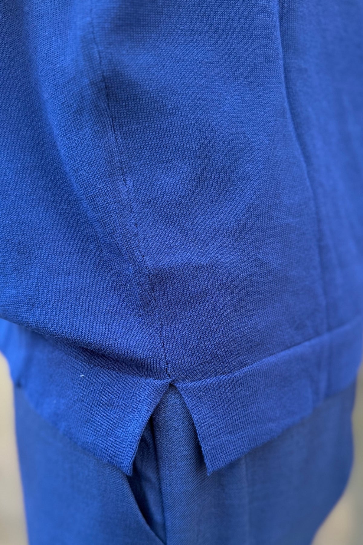 Polo con Zip Blu - dettaglio spacco