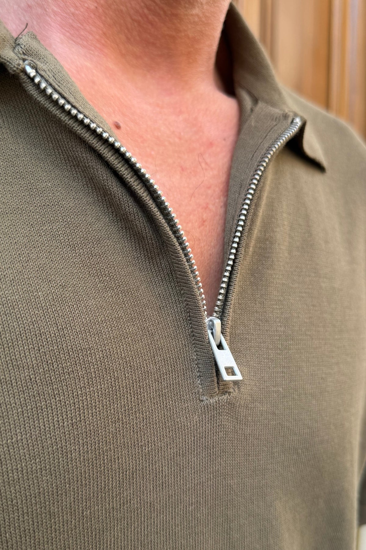 Polo con Zip Verde Militare - dettaglio zip