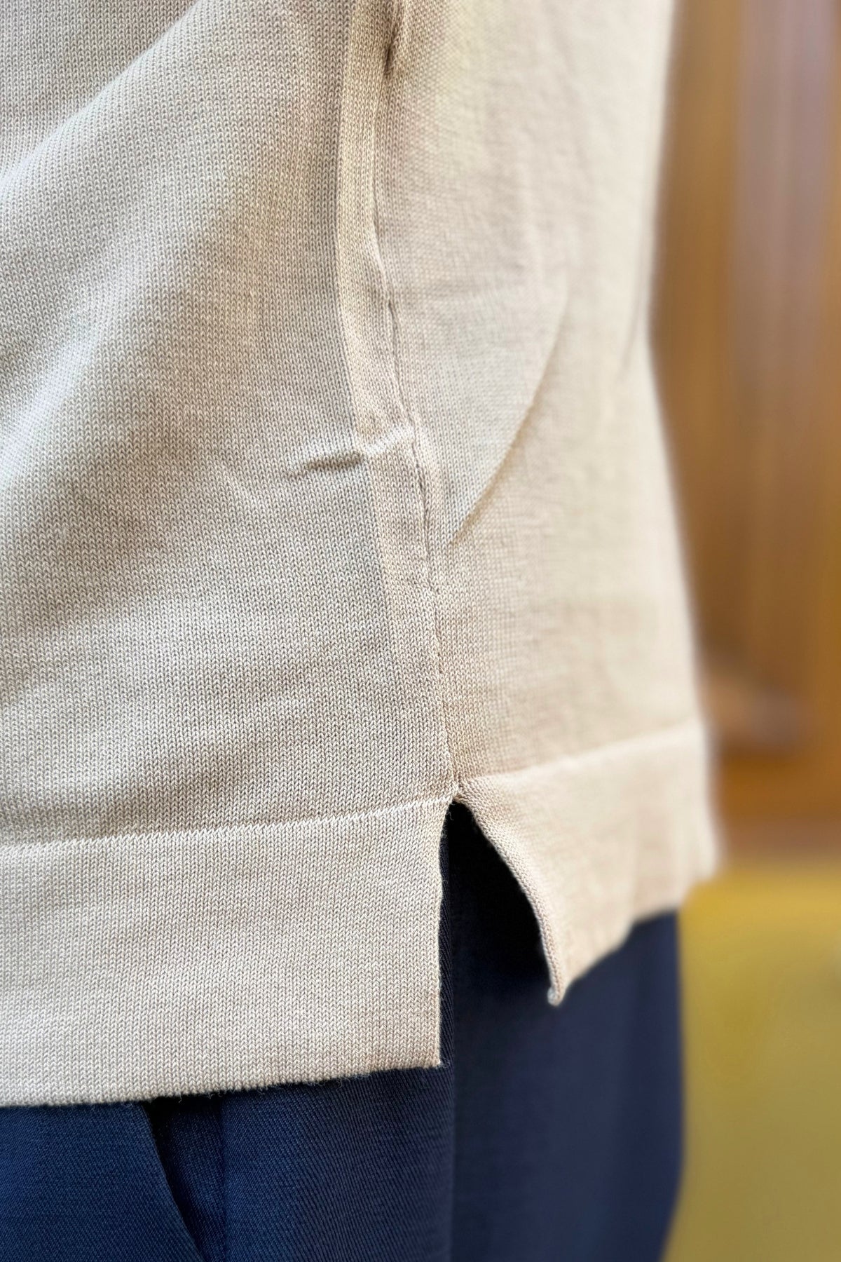 Polo con Zip Beige - dettaglio fondo