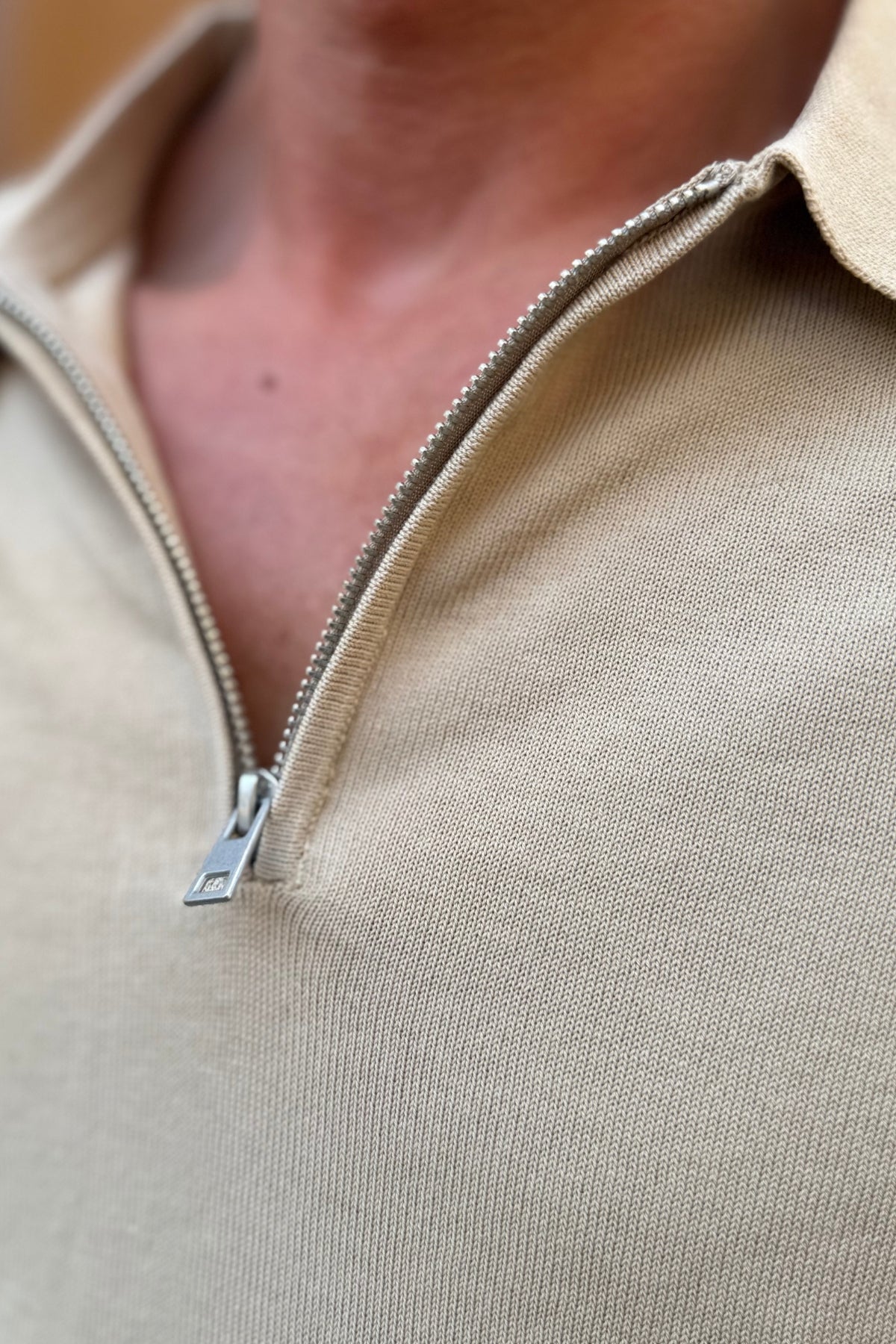 Polo con Zip Beige - dettaglio zip