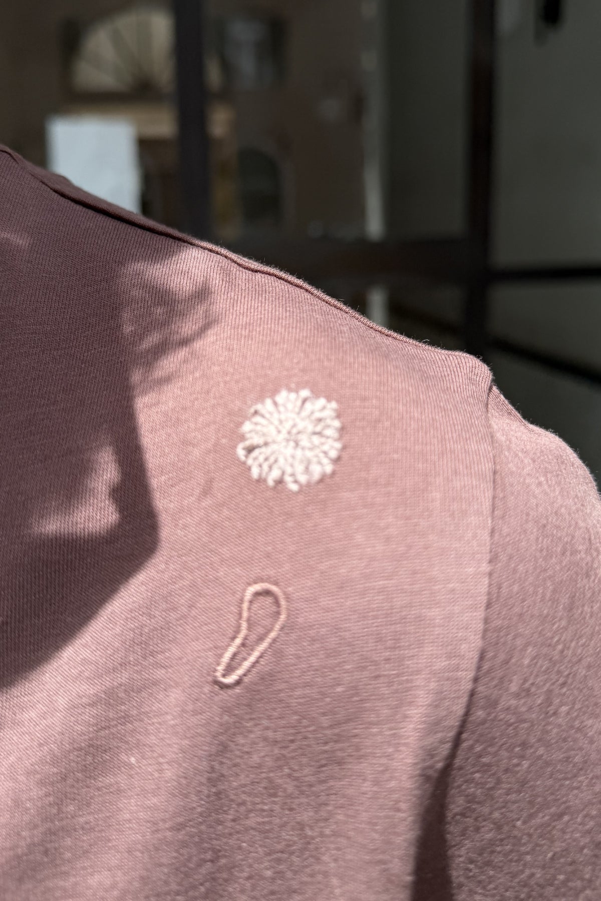 Seinse - T-shirt Ricamo con Taschino mocha