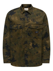 Overshirt mimetica Only & Sons - fronte su fondo bianco