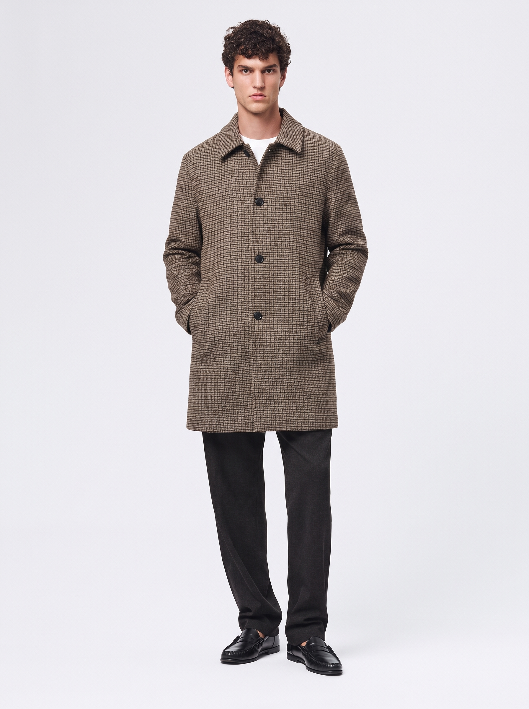 Cappotto pied-de-poule - modello di spalle full body