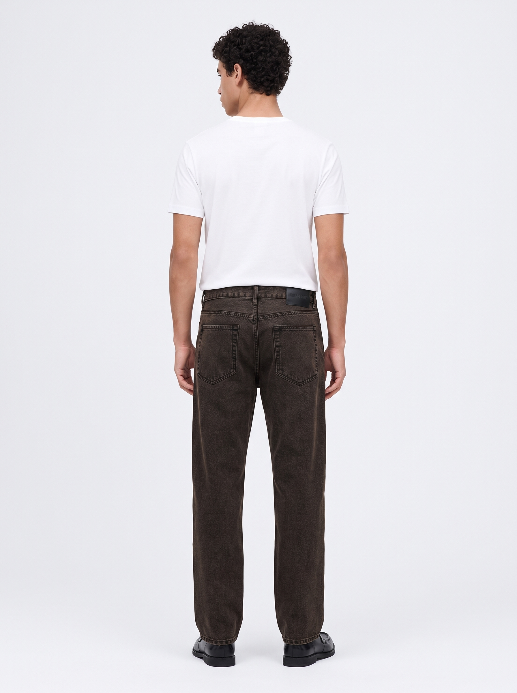ONSEdge Straight Jeans brown stone - modello frontale con scarpe
